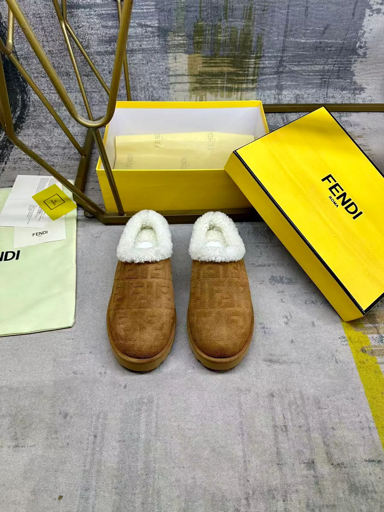p518🐮🐮FENDI’s latest round-toe flat-soled half-cup shoes for men and women. It is made of black suede material and embossed with the same color FF pattern. Tonal shearling lining. Women’s sizes 35-40, men’s sizes 39-45